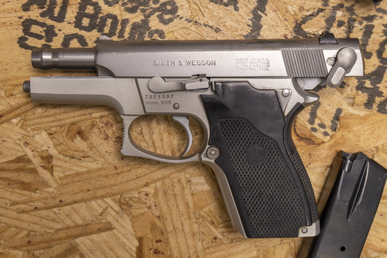 SMITH AND WESSON 669 9mm Police Trade-In Pistol
